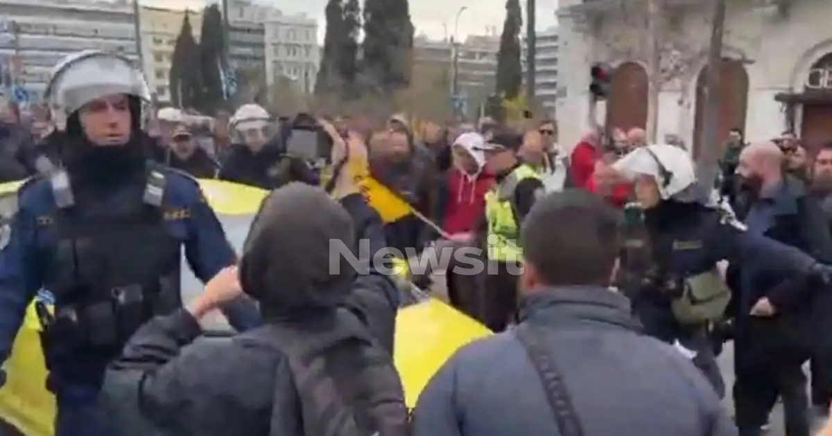 Σύνταγμα:-Απεργοί-επιτέθηκαν-σε-οδηγό-ταξί-που-δούλευε,-τον-έβρισαν-και-του-πέταξαν-καφέδες-–-Δείτε-βίντεο