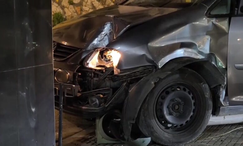 Αυτοκίνητο-έπεσε-σε-καφετέρια-στα-Εξάρχεια-–-Συνελήφθη-ο-οδηγός