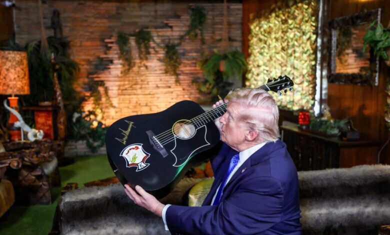 Ντόναλντ-Τραμπ:-Η-περιήγηση-στο-graceland,-το-σπίτι-του-Έλβις-Πρίσλεϊ-και-η-αμήχανη-στιγμή