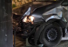 Αυτοκίνητο-έπεσε-σε-καφετέρια-στα-Εξάρχεια-–-Ένας-ελαφρά-τραυματίας