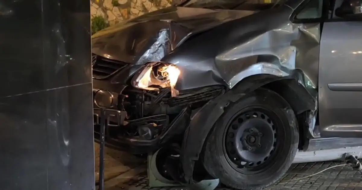 Αυτοκίνητο-έπεσε-σε-καφετέρια-στα-Εξάρχεια-–-Ένας-ελαφρά-τραυματίας