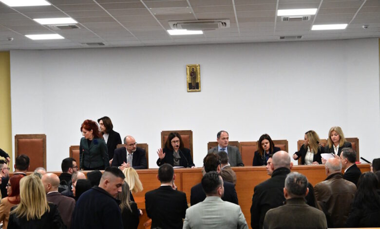 Τέμπη:-Οι-εικόνες-χάους-με-το-«καλημέρα»-της-δίκης-–-Οι-επόμενες-κινήσεις-των-δικηγόρων-και-τα-«καρφιά»-της-Περιφέρειας-Θεσσαλίας-στο-Υπουργείο-Δικαιοσύνης