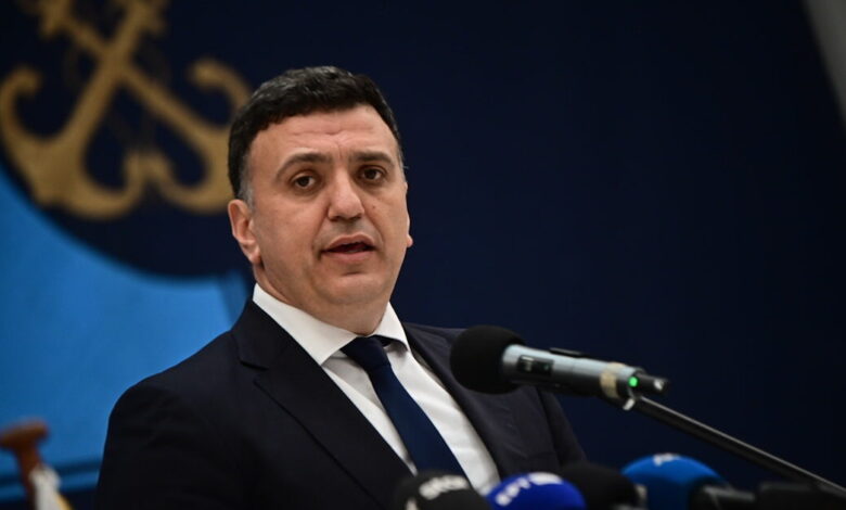 Δίκη-για-τα-Τέμπη:-Κικίλιας-κατά-Φλωρίδη-–-«Η-αίθουσα-δεν-πληρεί-τις-προϋποθέσεις»