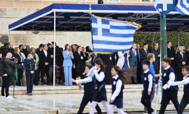 25η-Μαρτίου:-Μαθητική-παρέλαση-στο-Σύνταγμα-–-Πλήθος-κόσμου-παρά-τον-βροχερό-καιρό