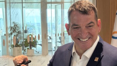 Ο-Πύρρος-Δήμας-υπέγραψε-στη-Λωζάνη-στον-Τοίχο-των-Ολυμπιονικών,-ύψιστη-τιμή-για-τον-θρύλο-της-άρσης-βαρών