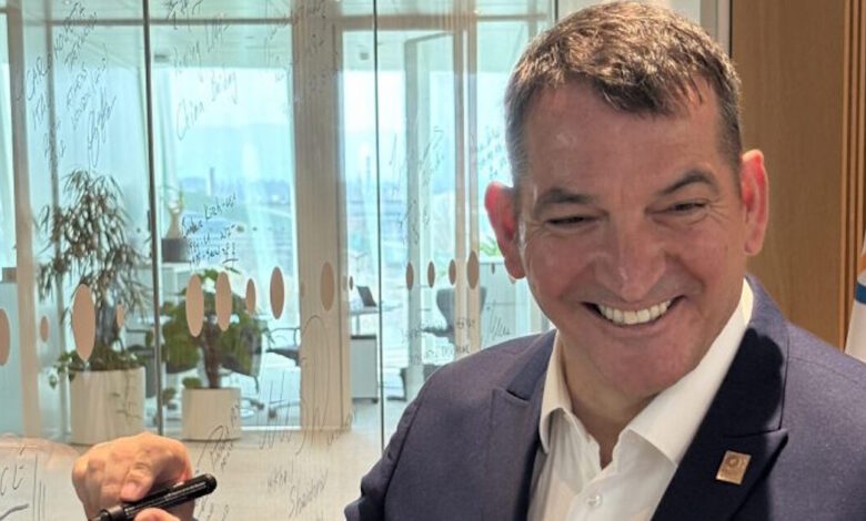 Ο-Πύρρος-Δήμας-υπέγραψε-στη-Λωζάνη-στον-Τοίχο-των-Ολυμπιονικών,-ύψιστη-τιμή-για-τον-θρύλο-της-άρσης-βαρών