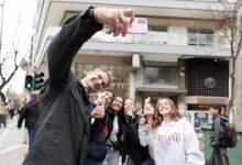 Κυριάκος-Μητσοτάκης:-Οι-χαλαρές-στιγμές-στη-Θεσσαλονίκη,-οι-selfies-με-μαθητές-και-η-πρασόπιτα