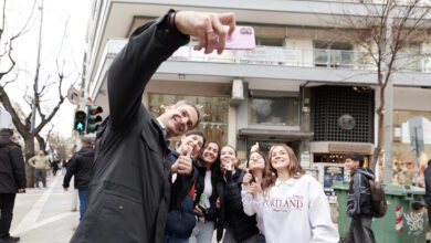 Κυριάκος-Μητσοτάκης:-Οι-χαλαρές-στιγμές-στη-Θεσσαλονίκη,-οι-selfies-με-μαθητές-και-η-πρασόπιτα