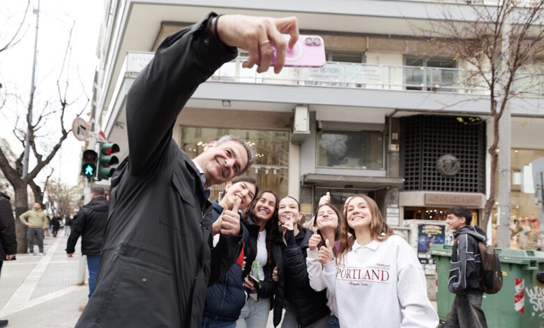 Κυριάκος-Μητσοτάκης:-Οι-χαλαρές-στιγμές-στη-Θεσσαλονίκη,-οι-selfies-με-μαθητές-και-η-πρασόπιτα