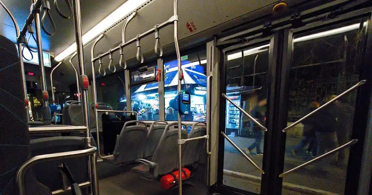 Αχαΐα:-Οδηγός-λεωφορείου-με-μαθητές-κατέβασε-ανήλικη-στη-μέση-του-δρόμου