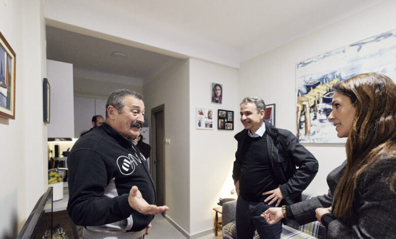 Επίσκεψη-Μητσοτάκη-σε-ωφελούμενο-προγραμμάτων-για-κοινωνική-στέγη-στη-Θεσσαλονίκη:-«Όλοι-αξίζουν-μια-δεύτερη-ευκαιρία»