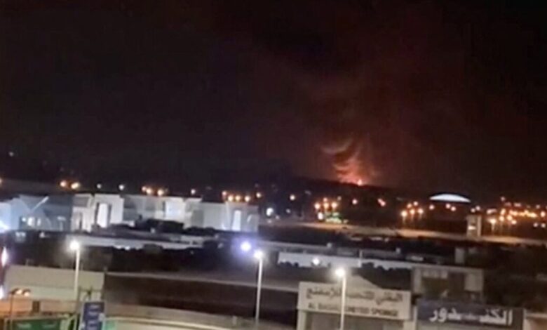 Κουβέιτ:-Έκρηξη-από-«άγνωστο»-drone-σε-δεξαμενή-καύσιμων-στο-αεροδρόμιο-–-Μάχη-για-να-σβηστούν-οι-φλόγες
