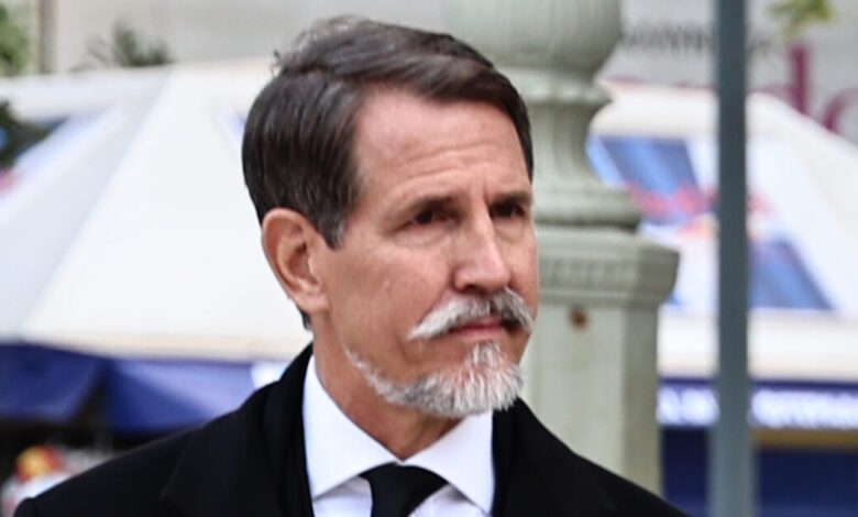 Ο-Παύλος-Ντε-Γκρες-στη-μεγάλη-στρατιωτική-παρέλαση-του-Συντάγματος:-«Σου-ανάβει-την-ψυχή-αυτό-που-συμβαίνει»