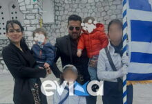 Παρέλαση-25ης-Μαρτίου:-Μητέρα-λύγισε-βλέποντας-την-κόρη-της-να-κρατά-την-σημαία