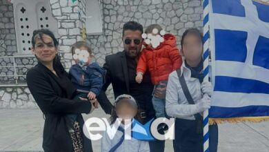 Παρέλαση-25ης-Μαρτίου:-Μητέρα-λύγισε-βλέποντας-την-κόρη-της-να-κρατά-την-σημαία