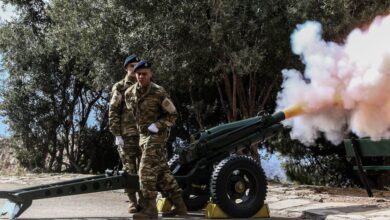 25η-Μαρτίου:-Εντυπωσιακές-εικόνες-από-τη-ρίψη-21-κανονιοβολισμών-στον-Λυκαβηττό