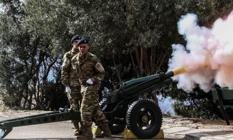 25η-Μαρτίου:-Εντυπωσιακές-εικόνες-από-τη-ρίψη-21-κανονιοβολισμών-στον-Λυκαβηττό