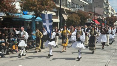 Τρίκαλα:-Μαθητική-παρέλαση-με-ρυθμό-και-περηφάνια