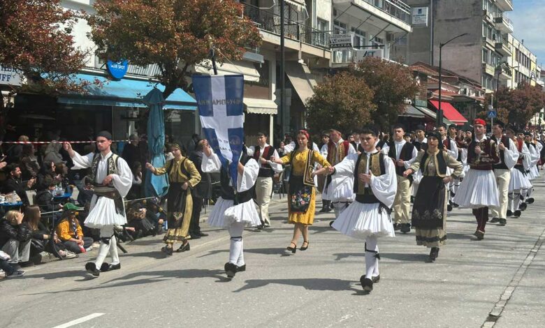 Τρίκαλα:-Μαθητική-παρέλαση-με-ρυθμό-και-περηφάνια