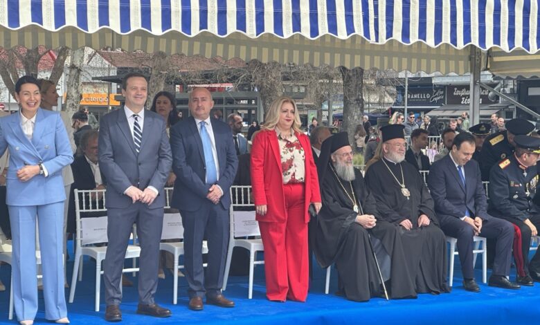 Χρύσα-Ντιντή:-Εντυπωσιακή-παρουσία-στα-κόκκινα-στην-παρέλαση-Τρικάλων