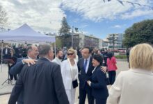 Παπαστεργίου-στα-Τρίκαλα:-Αγκαλιές-και-χαμόγελα-στην-παρέλαση