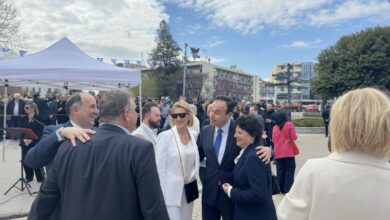 Παπαστεργίου-στα-Τρίκαλα:-Αγκαλιές-και-χαμόγελα-στην-παρέλαση