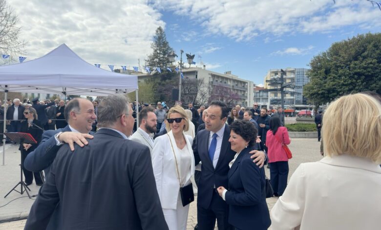 Παπαστεργίου-στα-Τρίκαλα:-Αγκαλιές-και-χαμόγελα-στην-παρέλαση