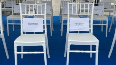 Παρέλαση-Τρίκαλα:-Δίπλα-δίπλα-Ντιντή-–-Σακκάς-στην-εξέδρα