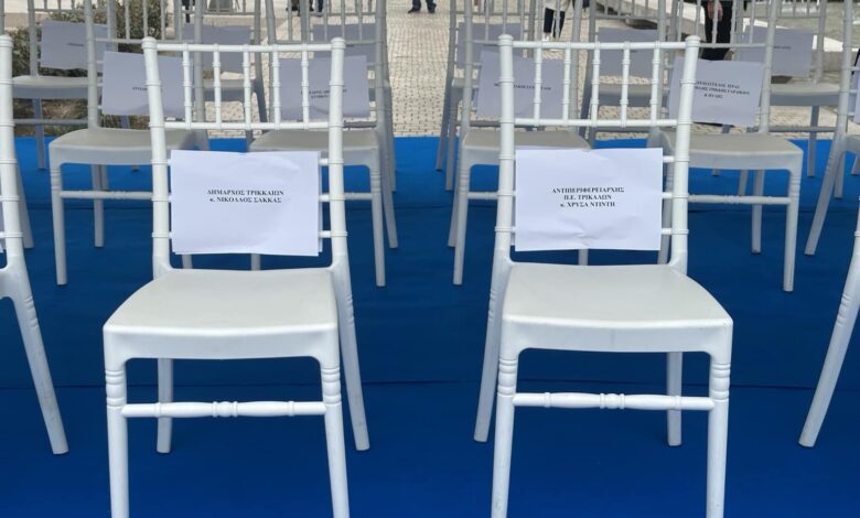 Παρέλαση-Τρίκαλα:-Δίπλα-δίπλα-Ντιντή-–-Σακκάς-στην-εξέδρα