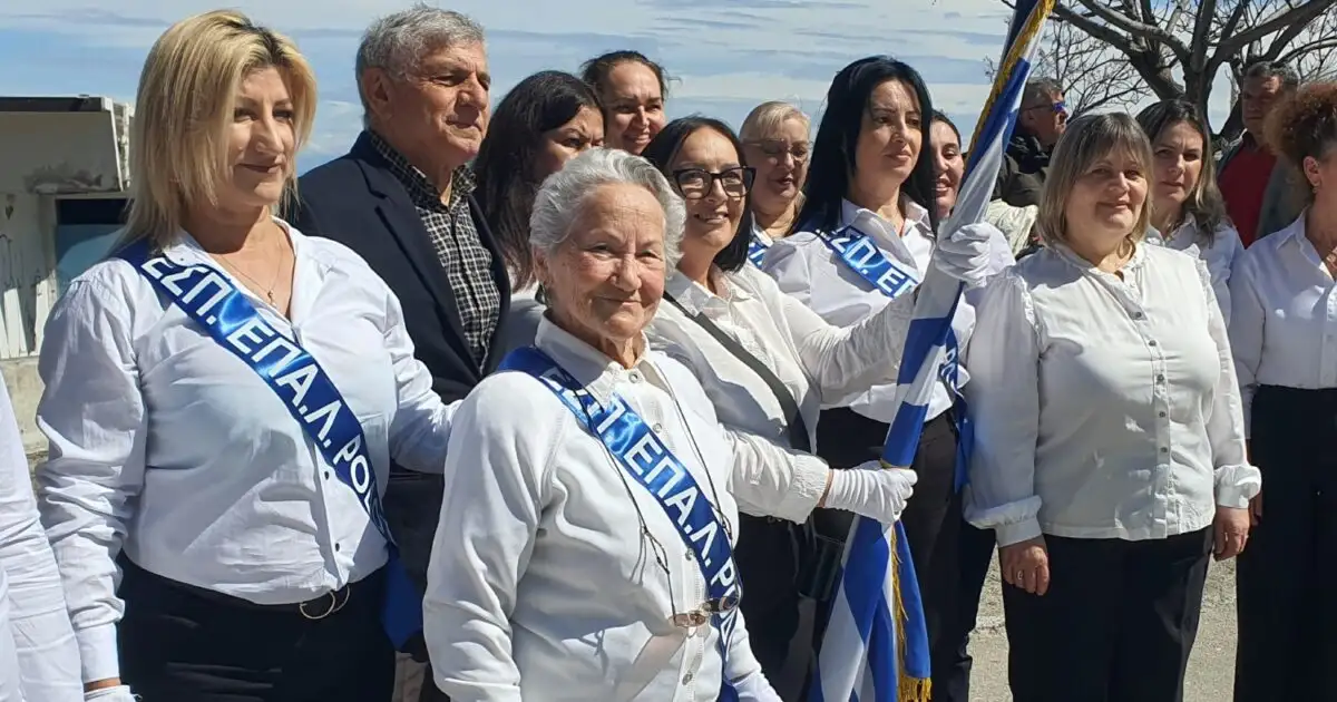 25η-Μαρτίου-στη-Ρόδο:-Μαθήτρια-ετών-82-παρέλασε-περήφανα-μπροστά-σε-χιλιάδες-κόσμου