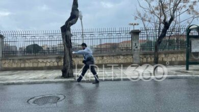 25η-Μαρτίου-στα-Χανιά:-Παρέλασε-μόνος-του-μετά-την-ακύρωση-των-εορτασμών-λόγω-της-κακοκαιρίας-–-Δείτε-βίντεο