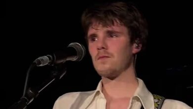 Ο-Κρουζ-Μπέκαμ-συγκινεί-με-τραγούδι-για-τη-«ραγισμένη-καρδιά»-της-μητέρας-του-Βικτόρια-σε-συναυλία-του