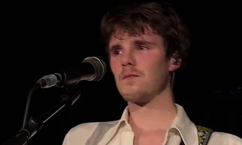 Ο-Κρουζ-Μπέκαμ-συγκινεί-με-τραγούδι-για-τη-«ραγισμένη-καρδιά»-της-μητέρας-του-Βικτόρια-σε-συναυλία-του