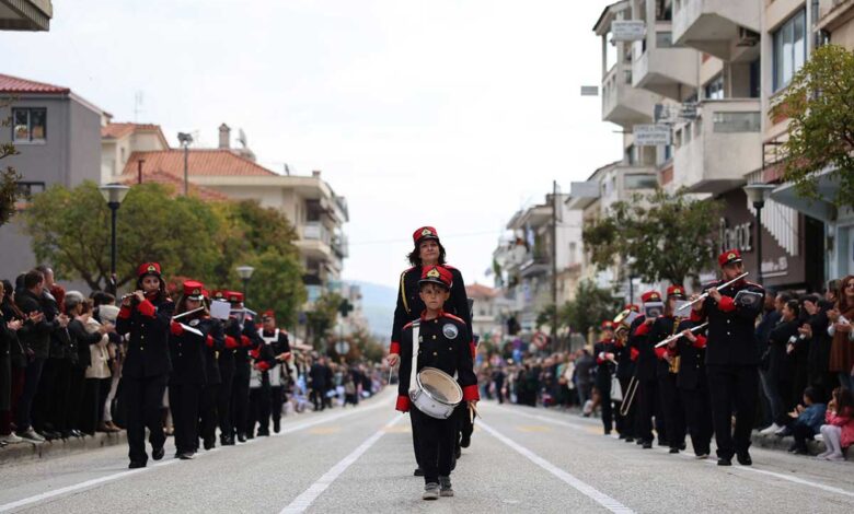 Καλαμπάκα:-Πλήθος-κόσμου-στην-παρέλαση-της-25ης-Μαρτίου