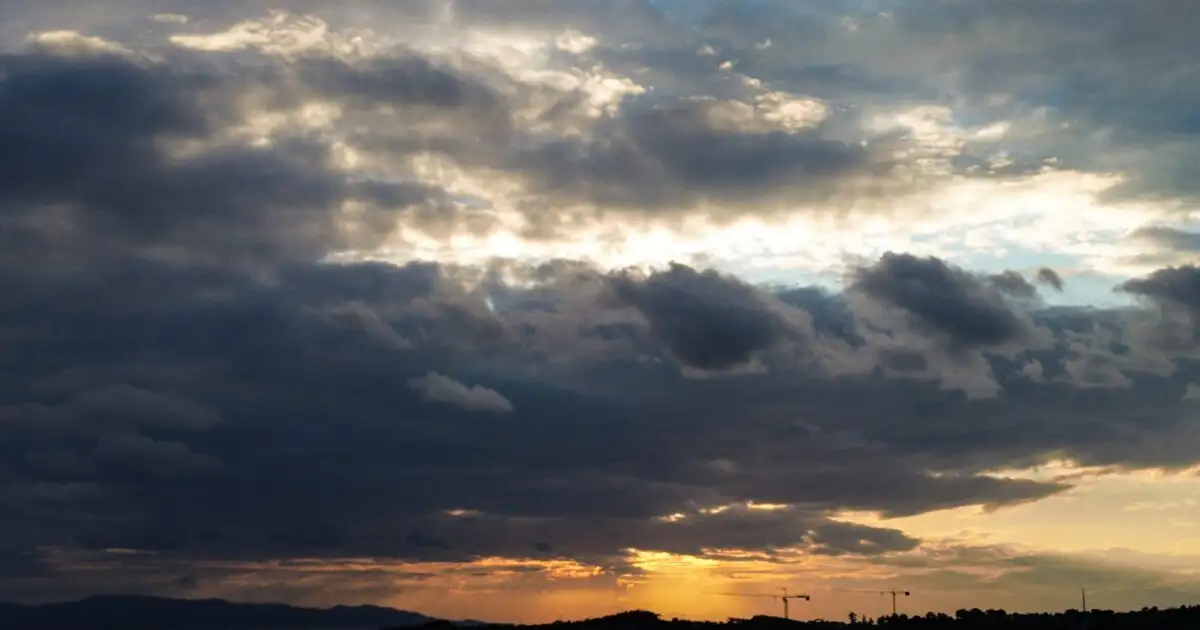 Καιρός-αύριο:-Συννεφιά-σε-Αττική-και-Θεσσαλονίκη-–-Βροχές,-καταιγίδες-και-χιόνια-σε-άλλες-περιοχές