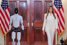 Ανθρωποειδές-ρομπότ-μαζί-με-τη-Μελάνια-στους-διαδρόμους-του-Λευκού-Οίκου-στη-σύνοδο-κορυφής-για-το-ΑΙ