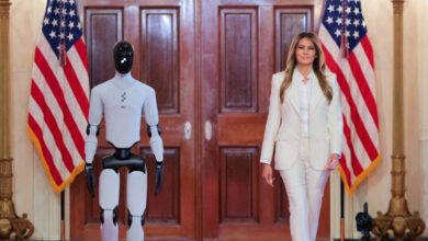 Ανθρωποειδές-ρομπότ-μαζί-με-τη-Μελάνια-στους-διαδρόμους-του-Λευκού-Οίκου-στη-σύνοδο-κορυφής-για-το-ΑΙ