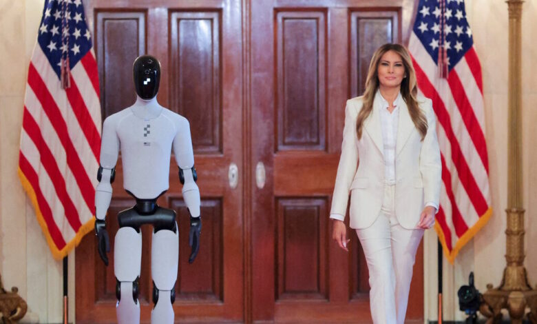 Ανθρωποειδές-ρομπότ-μαζί-με-τη-Μελάνια-στους-διαδρόμους-του-Λευκού-Οίκου-στη-σύνοδο-κορυφής-για-το-ΑΙ