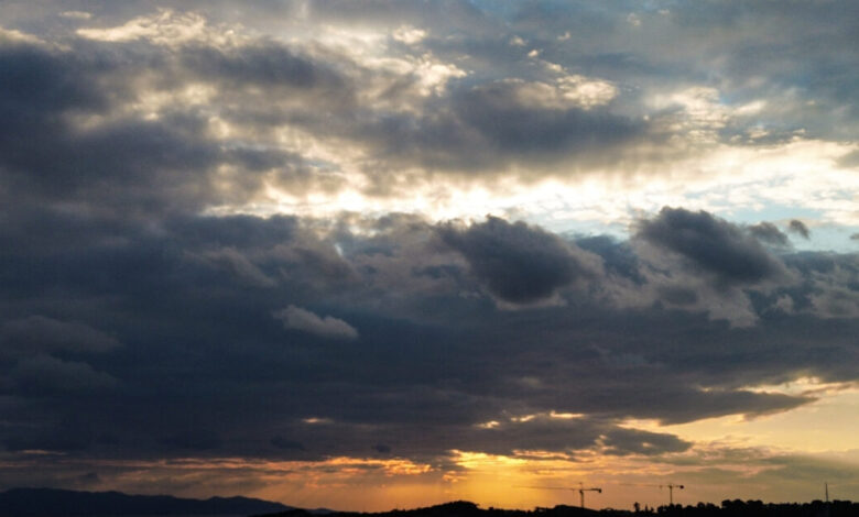 Καιρός-αύριο:-Συννεφιά-σε-Αττική-και-Θεσσαλονίκη-–-Βροχές,-καταιγίδες-και-χιόνια-σε-άλλες-περιοχές