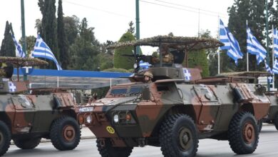 25η-Μαρτίου:-Καρέ-καρέ-η-μεγαλειώδης-στρατιωτική-παρέλαση-στην-Αθήνα-–-Τράβηξαν-τα-βλέμματα-τα-m-1117,-τα-drones-και-όλα-τα-νέα-οπλικά-συστήματα