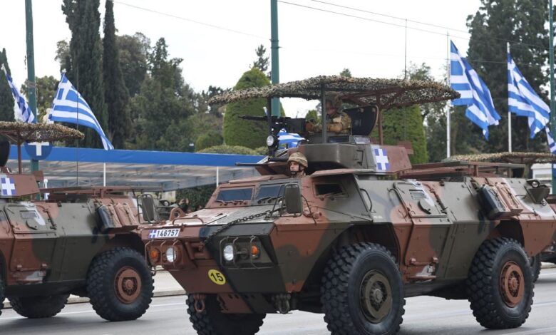 25η-Μαρτίου:-Καρέ-καρέ-η-μεγαλειώδης-στρατιωτική-παρέλαση-στην-Αθήνα-–-Τράβηξαν-τα-βλέμματα-τα-m-1117,-τα-drones-και-όλα-τα-νέα-οπλικά-συστήματα