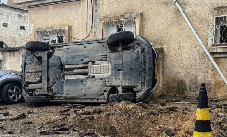 Ισραήλ:-Η-στιγμή-που-το-Ιράν-επιτίθεται-με-βόμβα-διασποράς-σε-κατοικημένη-περιοχή-–-Τραυματίστηκε-ζευγάρι