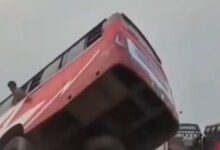 Μπαγκλαντές:-Βίντεο-με-τη-στιγμή-της-πτώσης-και-της-βύθισης-λεωφορείου-σε-ποτάμι-–-Τουλάχιστον-18-οι-νεκροί