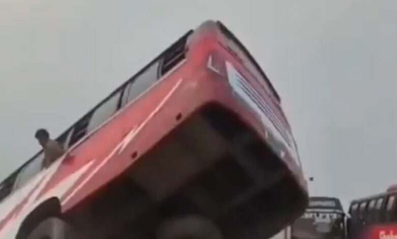 Μπαγκλαντές:-Βίντεο-με-τη-στιγμή-της-πτώσης-και-της-βύθισης-λεωφορείου-σε-ποτάμι-–-Τουλάχιστον-18-οι-νεκροί