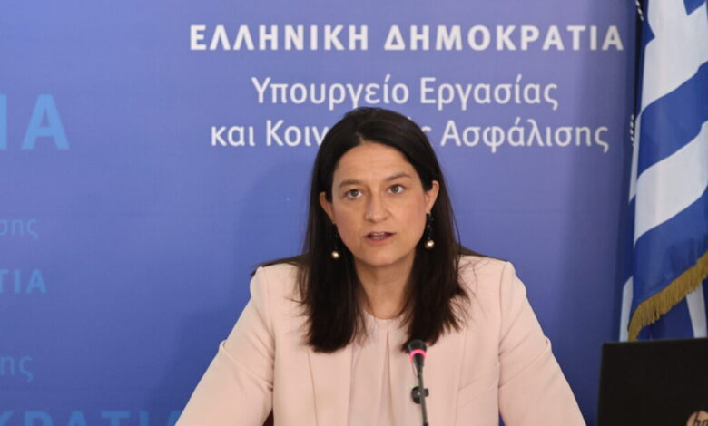 Κατώτατος-μισθός:-Στα-920-ευρώ-από-1η-Απριλίου,-η-αύξηση-συμπαρασύρει-τριετίες,-επιδόματα-και-βοηθήματα