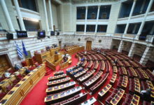 Κατώτατος-μισθός:-«Ανεπαρκής-αύξηση»-και-«κοροϊδία»-λέει-η-αντιπολίτευση