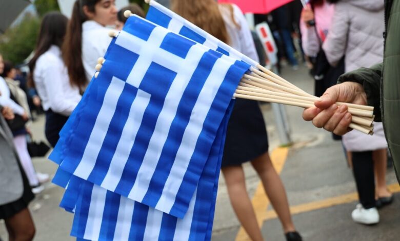 Βόλος:-Έρευνα-μετά-από-καταγγελία-ότι-μαθητές-φώναξαν-συνθήματα-της-Χρυσής-Αυγής-στην-παρέλαση