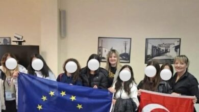 Ελασσόνα:-Αντιδήμαρχος-φωτογραφήθηκε-με-τη-σημαία-του-Κεμάλ-Ατατούρκ-στο-Δημαρχείο