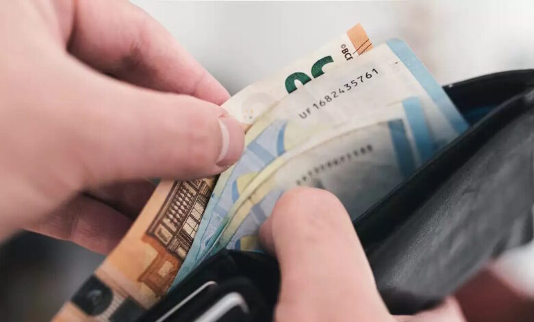 Αύξηση-κατώτατου-μισθού-στα-920-ευρώ-μεικτά:-Ποια-είναι-τα-«καθαρά»-και-το-όφελος-για-τους-εργαζόμενους,-παραδείγματα