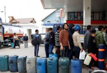 Χάος-στην-Ινδία-υπό-τον-φόβο-έλλειψης-καυσίμων:-Ουρές-χωρίς-τέλος,-σπρωξίματα-και-ξύλο-σε-βενζινάδικα